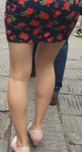 街拍翘臀花裙小少妇