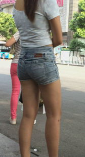 公交站大屁股牛仔热裤