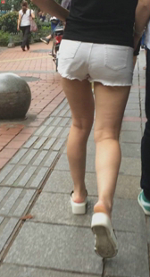 街拍热裤翘臀学生妹