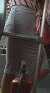 公交车灰紧裙被老男人一直逼退