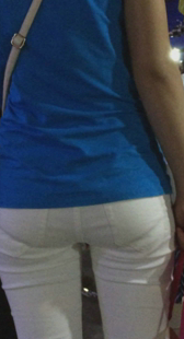 街拍白紧包臀内痕明显