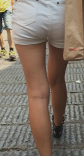 紧身白热裤小少妇