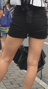 公交站长腿热裤紧内痕