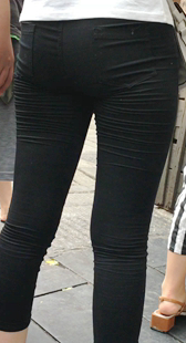 超紧翘打底黑裤少妇