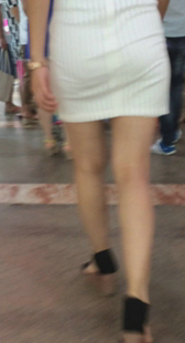 街拍宽臀白裙小少妇