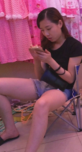 美腿紧牛热裤老板娘