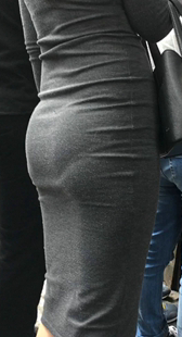 街拍灰色包臀短裙翘臀美眉