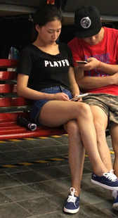 紧身牛仔短裤大长腿美女秀恩爱