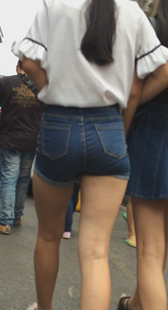 紧身蓝色牛仔热裤小少妇