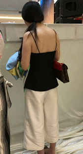 商场白裤吊带小少妇