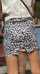 斑点开叉短裙小少妇