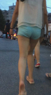 傍晚街拍包臀圆热裤