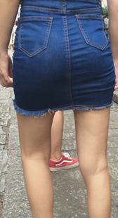 街拍牛仔短裙两少妇第一季