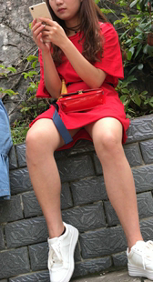 性感短裙小妹这坐资谁受得了