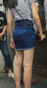 街拍牛仔短裙两少妇第二季