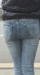 紧身灰牛站着都要夹成这样吗