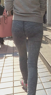 街拍灰紧牛仔裤小妹