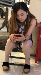 性感短裤美腿老板娘玩手机