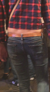 夜市紧身牛仔裤少妇