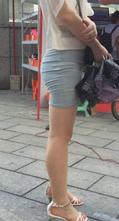 成熟短裙翘臀美少妇