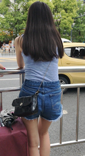 牛仔短裤长发美女等车