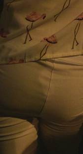 夜拍包臀白裤小少妇