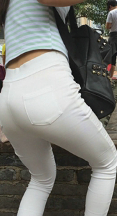 性感白裤小妹蹲下你才知道PP有多大