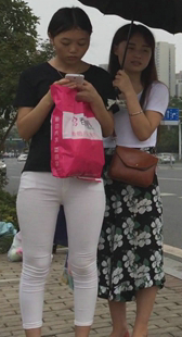 超紧白裤宽大臀小少妇