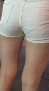 极品翘臀深沟热裤小妹