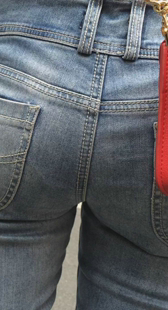 公交站紧身灰牛小妹