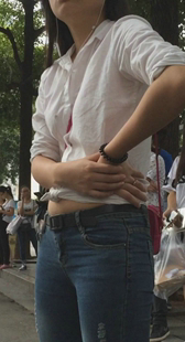 公交站性感蓝牛露肚脐