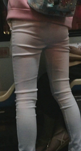 公交车超紧白裤少女