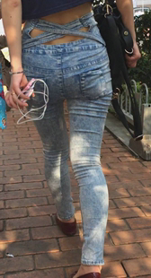 超紧蓝牛圆臀少女走路变形第三季