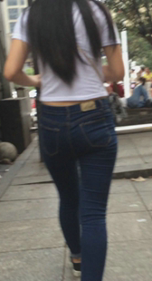 街拍黑牛紧臀小少妇