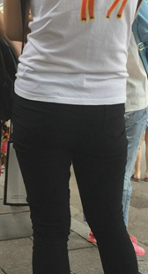 公立站打底黑裤小少妇