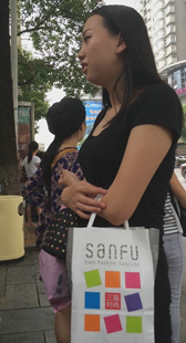 公交站黑紧打底裤成熟少妇