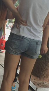 公交站细长腿热裤小妹