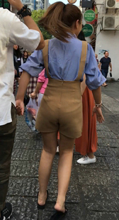 背带黄短裤小少妇