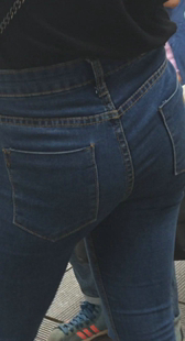 公交站牛仔少妇身材变形