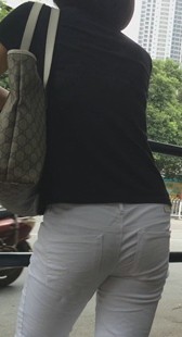 公交站紧身白裤少妇