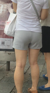 公交站包臀热裤紧内痕