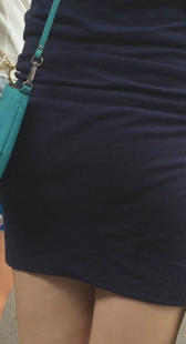 公交站包臀超短裙少妇