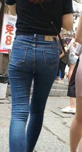 街拍牛仔裤紧臀真会扭
