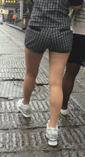 条纹热裤小少妇