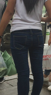 跟拍公交站紧身黑牛