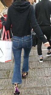 拉着行李箱的翘臀牛仔裤美眉