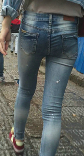 跟拍紧身牛仔裤小少妇