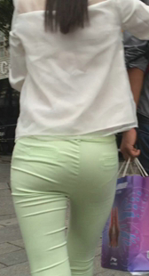 街拍翘臀布裤紧内痕小少妇第一季