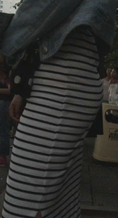 公交站条纹长裙小少妇