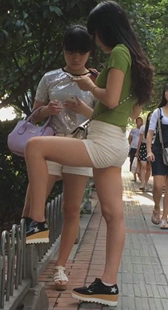 街拍白紧热裤两小妹玩自拍第一季